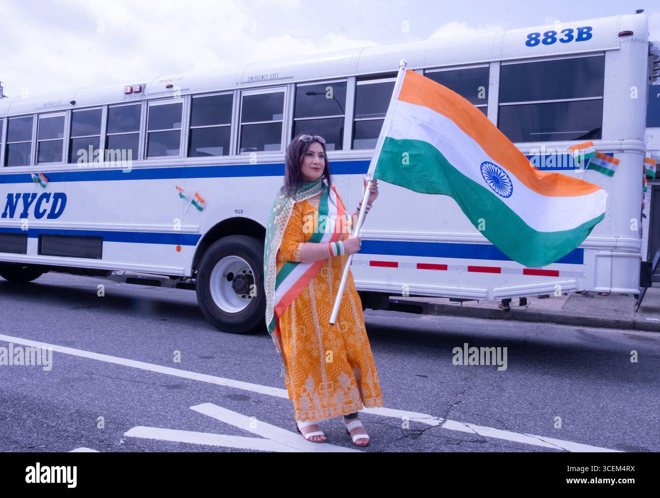 Mariam Singh, Compliance Officer del Dipartimento delle correzioni di New York, lancia una bandiera alla parata dell'India Day a Bellrose, Queens NY Foto Stock