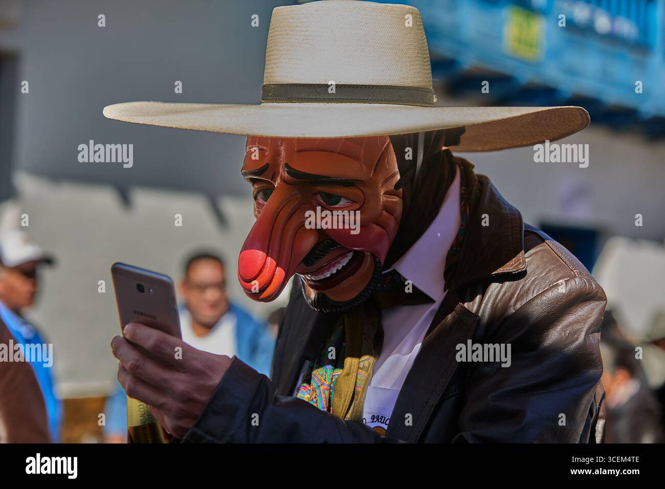 Il Majeños di Paucartambo danzano con energia vibrante durante i festeggiamenti della Virgen del Carmen, mescolando umorismo, storia e tradizione Foto Stock