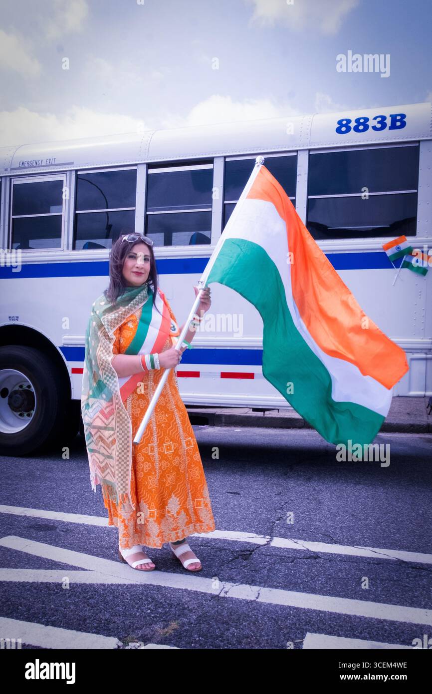 Mariam Singh, Compliance Officer del Dipartimento delle correzioni di New York, lancia una bandiera alla parata dell'India Day a Bellrose, Queens NY Foto Stock