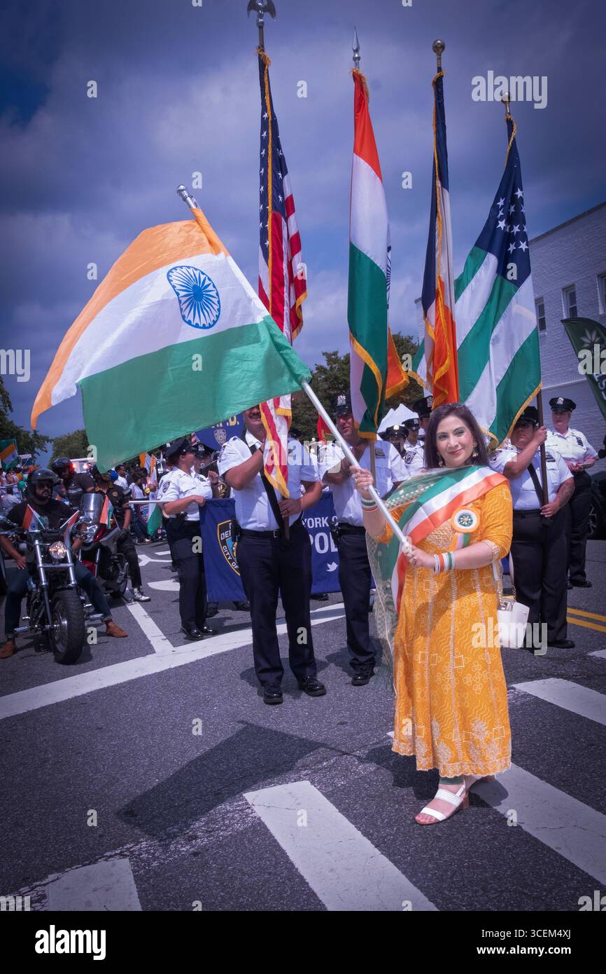 Mariam Singh, Compliance Officer del Dipartimento delle correzioni di New York, lancia una bandiera all'inizio della parata dell'India Day a Bellrose, Queens NY. Foto Stock