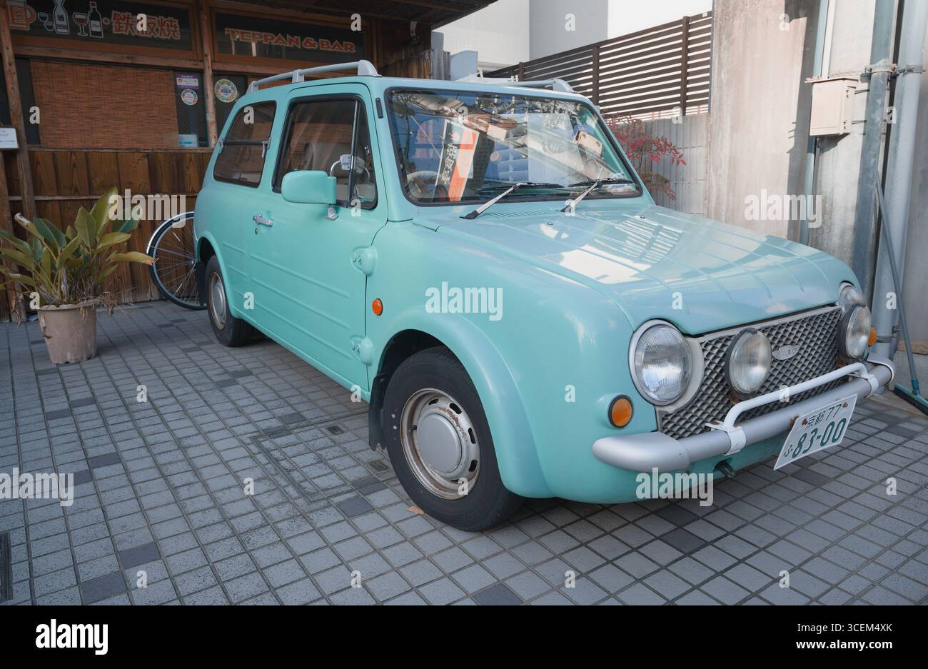 Nissan Pao vintage color blu pastello parcheggiata per le strade di Kyoto Foto Stock