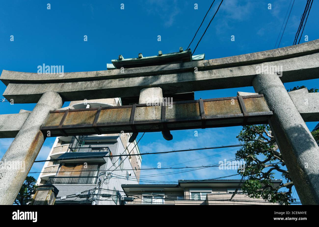 Porta torii in pietra a Kyoto, ferma contro un cielo invernale blu Foto Stock