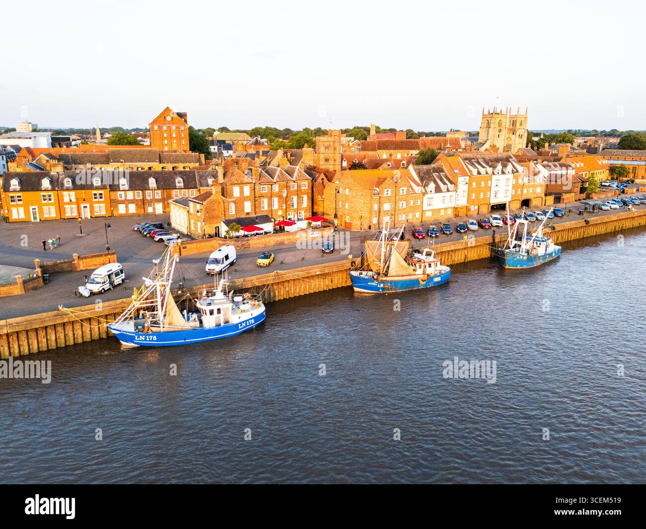 Una vista aerea di un trio di barche da pesca ormeggiate sul lungomare King's Lynn a Norfolk visto il 12 agosto 2025. Foto Stock