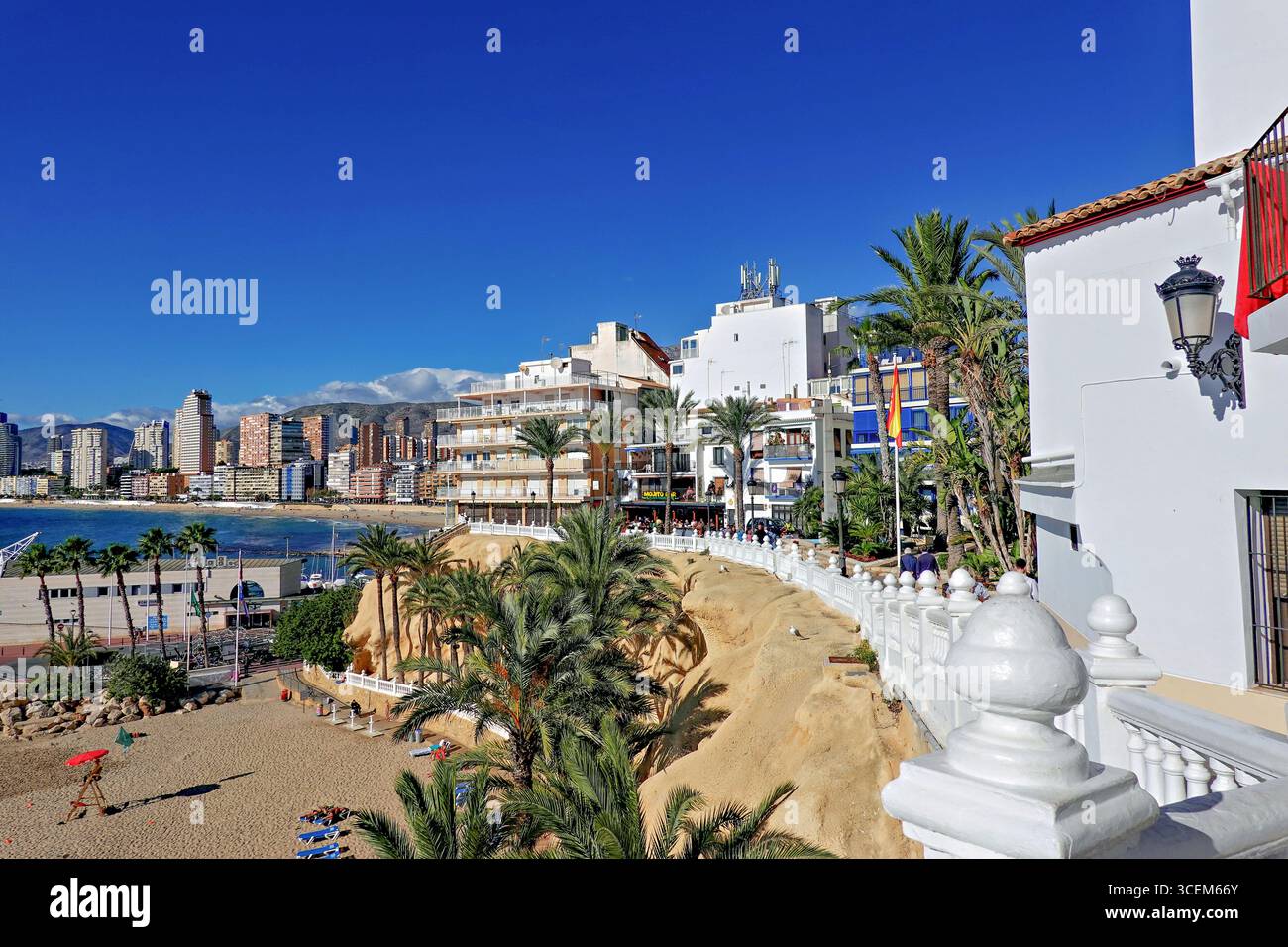 Benidorm, Spagna - 11 gennaio 2025: Vista della città e della spiaggia di Benidorm da Plaza de Santa Ana nel centro storico di Benidorm, provincia di Alicante, Spagna Foto Stock
