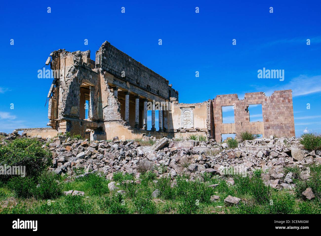 Edificio rovinato distrutto. Conseguenze di guerra o calamità naturali. Foto Stock