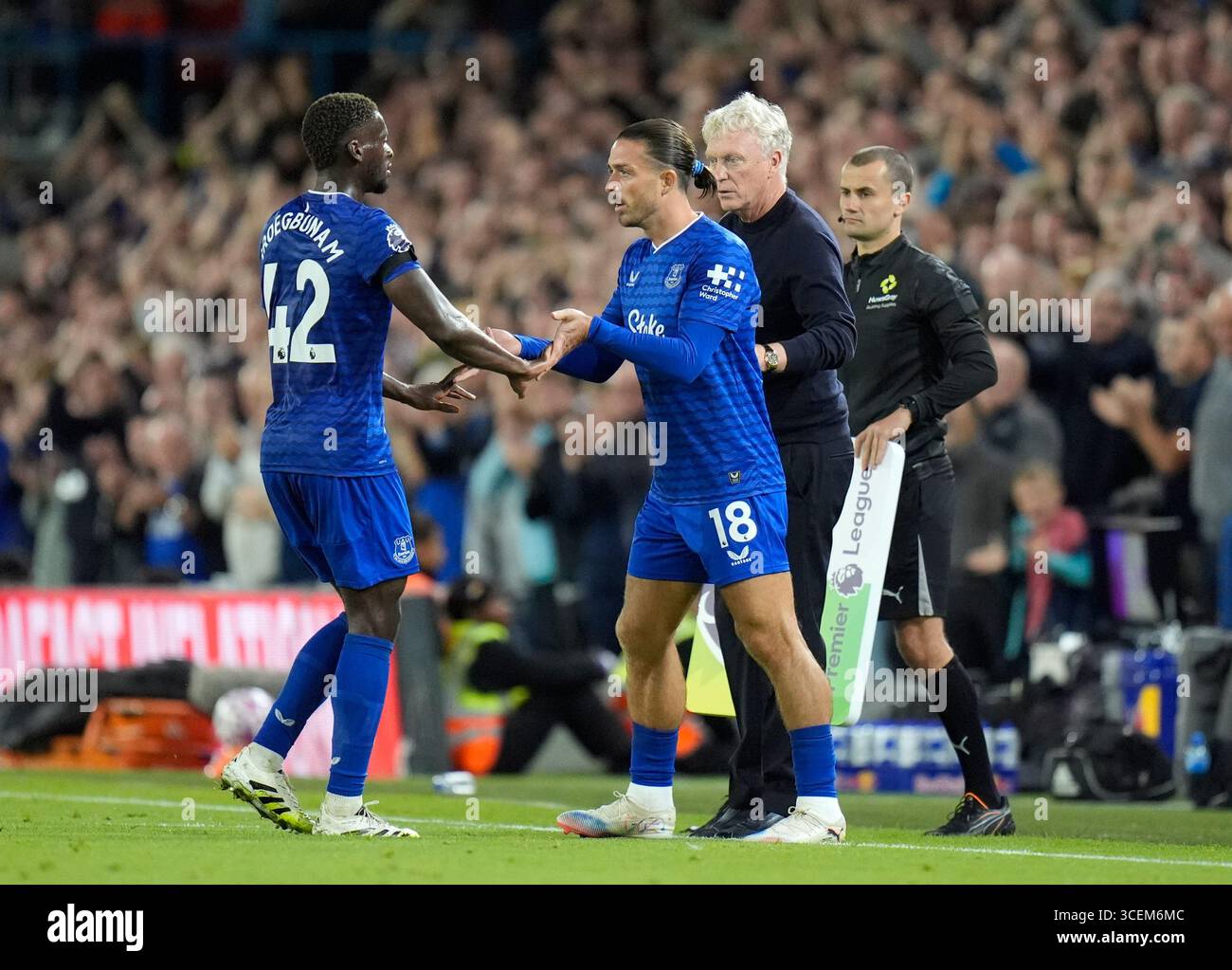 Jack Grealish dell'Everton viene sostituito da Timothy Iroegbunam durante il match di Premier League a Elland Road, Leeds. Data foto: Lunedì 18 agosto 2025. Foto Stock
