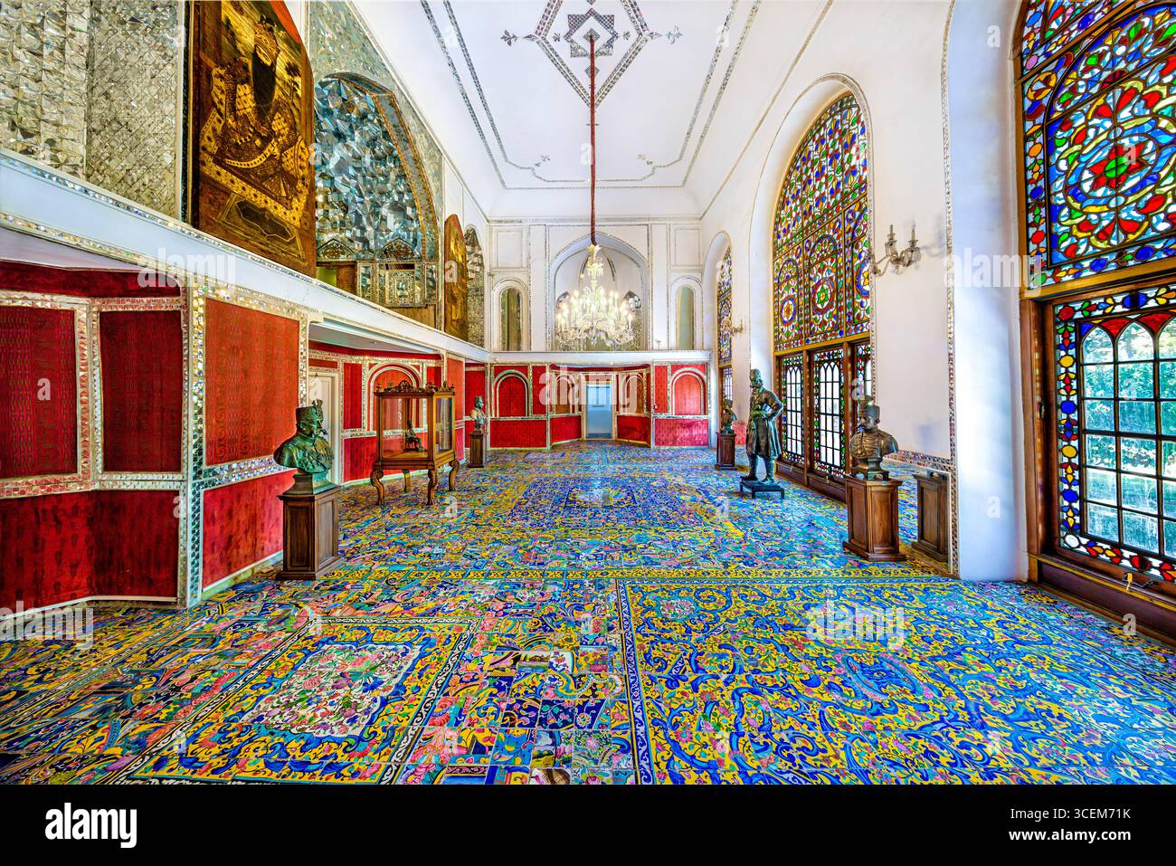 Diamond Hall, Golestan Palace, sito UNESCO a Teheran, Iran. Scintillanti specchi persiani e opere d'arte, ideali per progetti culturali e storici. Foto Stock
