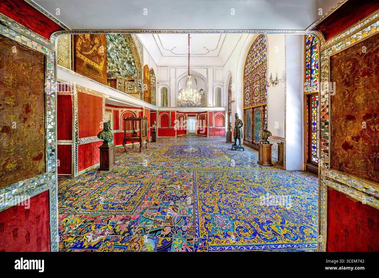 Diamond Hall, Golestan Palace, sito UNESCO a Teheran, Iran. Scintillanti specchi persiani e opere d'arte, ideali per progetti culturali e storici. Foto Stock