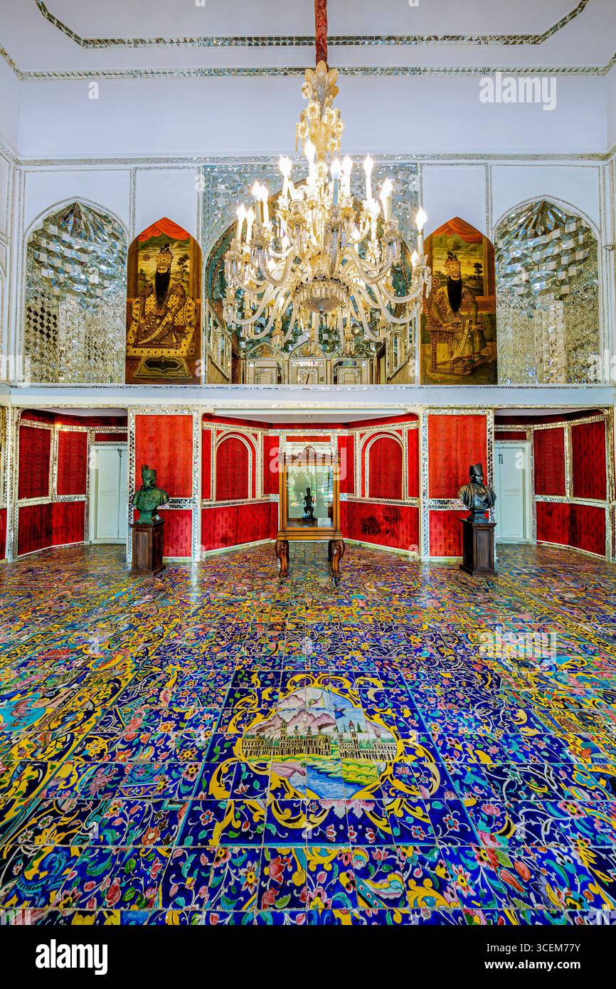 Diamond Hall, Golestan Palace, sito UNESCO a Teheran, Iran. Scintillanti specchi persiani e opere d'arte, ideali per progetti culturali e storici. Foto Stock