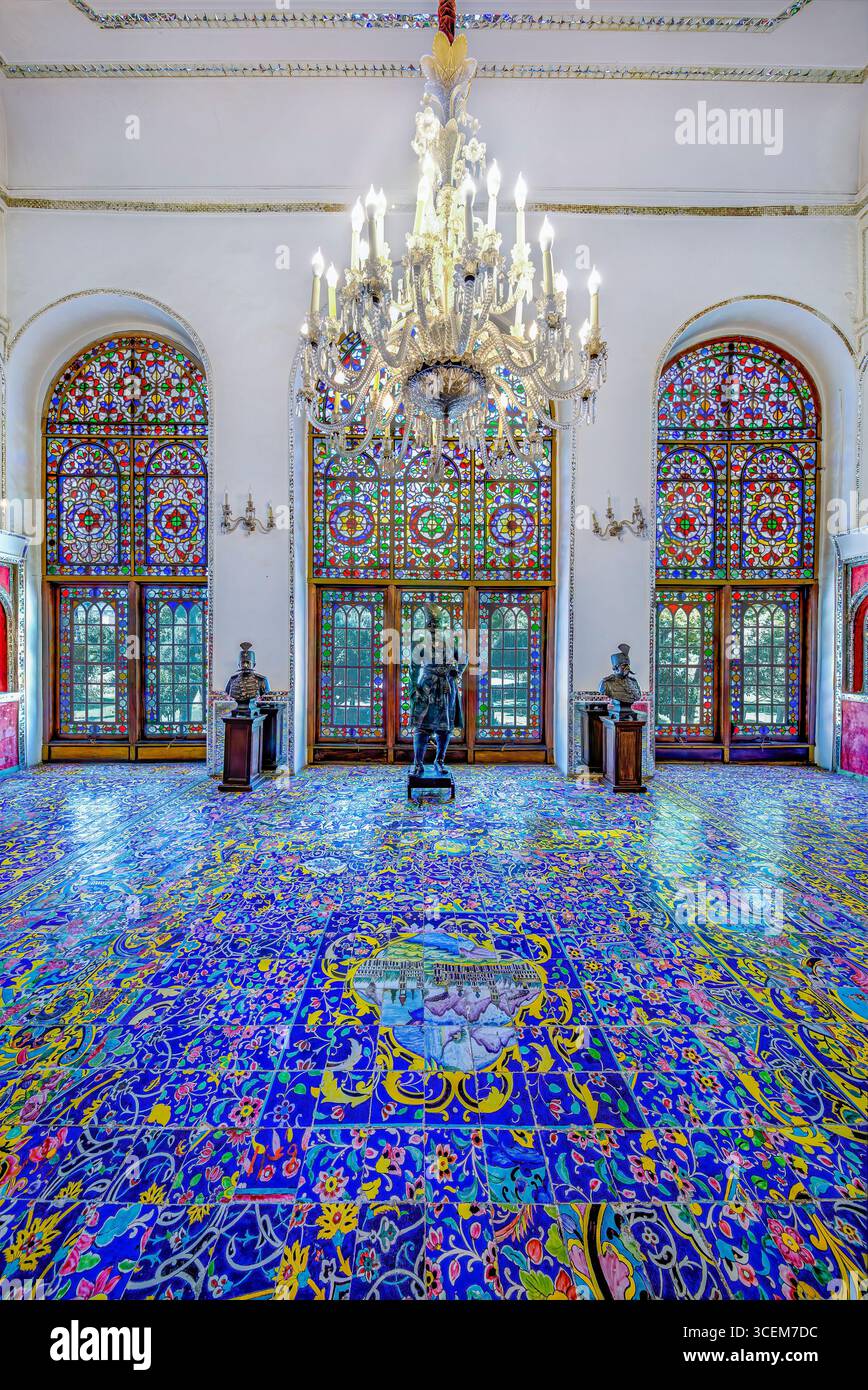 Diamond Hall, Golestan Palace, sito UNESCO a Teheran, Iran. Scintillanti specchi persiani e opere d'arte, ideali per progetti culturali e storici. Foto Stock
