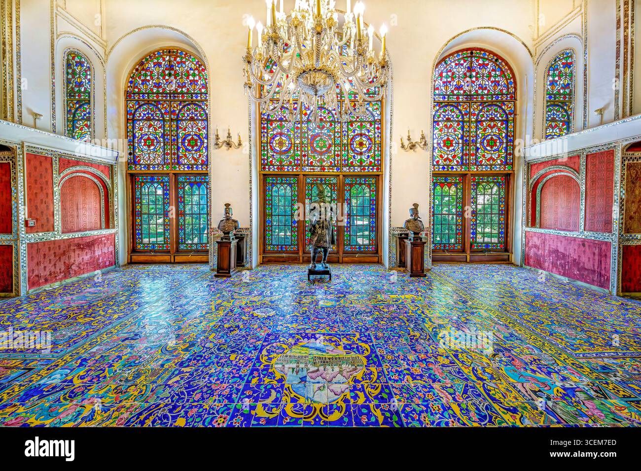 Diamond Hall, Golestan Palace, sito UNESCO a Teheran, Iran. Scintillanti specchi persiani e opere d'arte, ideali per progetti culturali e storici. Foto Stock