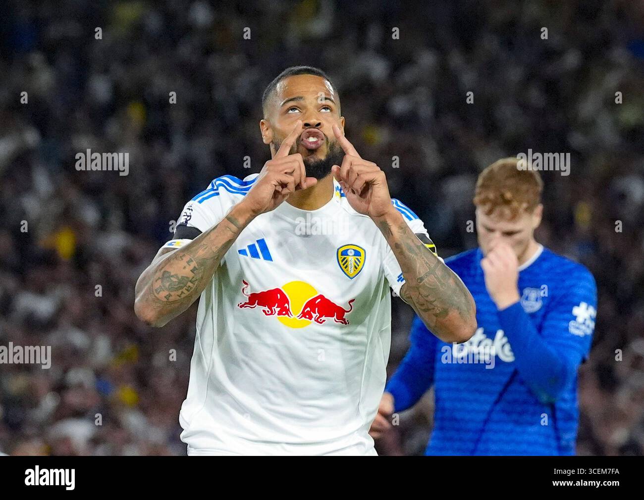 Il Lukas Nmecha del Leeds United celebra il primo gol della squadra da un rigore durante la partita di Premier League a Elland Road, Leeds. Data foto: Lunedì 18 agosto 2025. Foto Stock