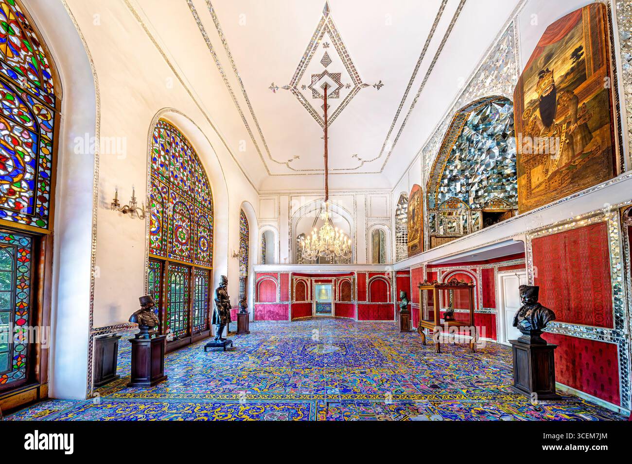 Diamond Hall, Golestan Palace, sito UNESCO a Teheran, Iran. Scintillanti specchi persiani e opere d'arte, ideali per progetti culturali e storici. Foto Stock