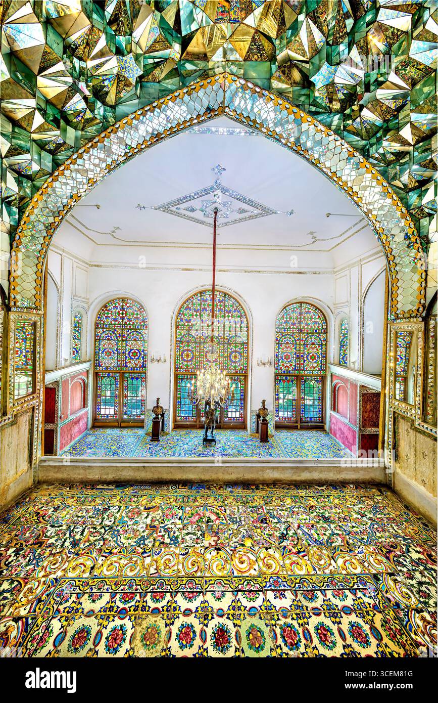 Diamond Hall, Golestan Palace, sito UNESCO a Teheran, Iran. Scintillanti specchi persiani e opere d'arte, ideali per progetti culturali e storici. Foto Stock