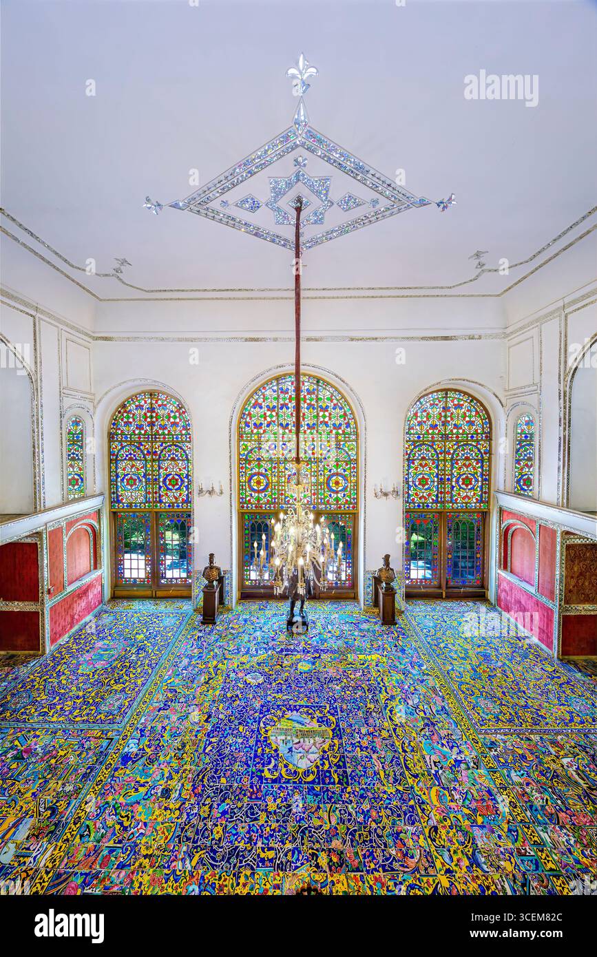 Diamond Hall, Golestan Palace, sito UNESCO a Teheran, Iran. Scintillanti specchi persiani e opere d'arte, ideali per progetti culturali e storici. Foto Stock