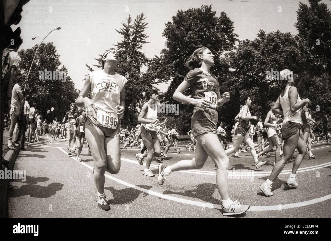 Un'insolita vista con obiettivo fisheye dell'ultimo miglio della 1981 l'Eggs mini Marathon, una gara di 6,2 miglia nel Central Park per sole donne. Foto Stock