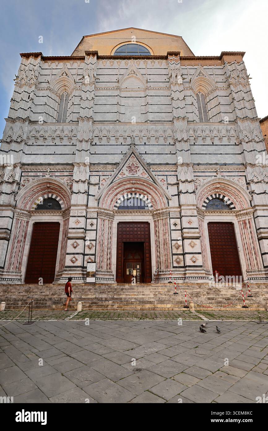 204 Duomo-Cattedrale ne-facciata posteriore e facciata del battistero realizzati nel 1355-1382 da Domenico di Agostino, la parte più alta incompiuta. Siena-Toscana Foto Stock