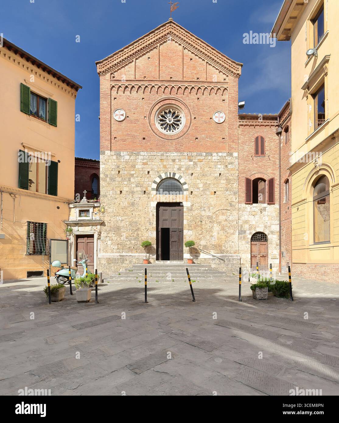 212 Chiesa di San Donato facciata sud-occidentale, ricostruita nel 1940-1942 in stile neomanico sulle rovine di un ex monastero XII c.Siena-Toscana. Foto Stock