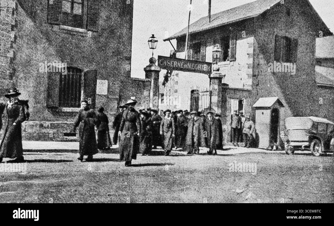 1916 aprile, prima guerra mondiale: Le donne entrano in caserma per assumere i compiti di clericale e di supporto mentre gli uomini vengono inviati al fronte. Con la crescente mobilitazione, le donne ricoprirono ruoli amministrativi nell'esercito francese, garantendo l'efficienza militare. Questa fotografia, pubblicata su l’Illustration, riflette la crescente partecipazione delle donne al lavoro in tempo di guerra e il loro contributo a sostenere lo sforzo bellico della nazione dietro le righe. Foto Stock