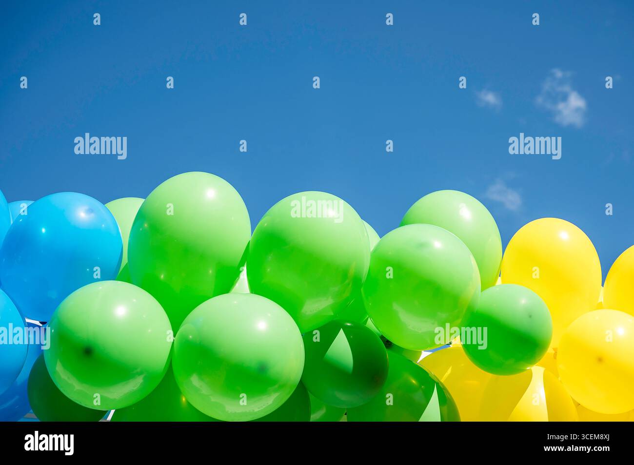 Palloncini blu, verdi e gialli contro un cielo blu con spazio per la copia, Danimarca, 16 agosto 2025 Foto Stock