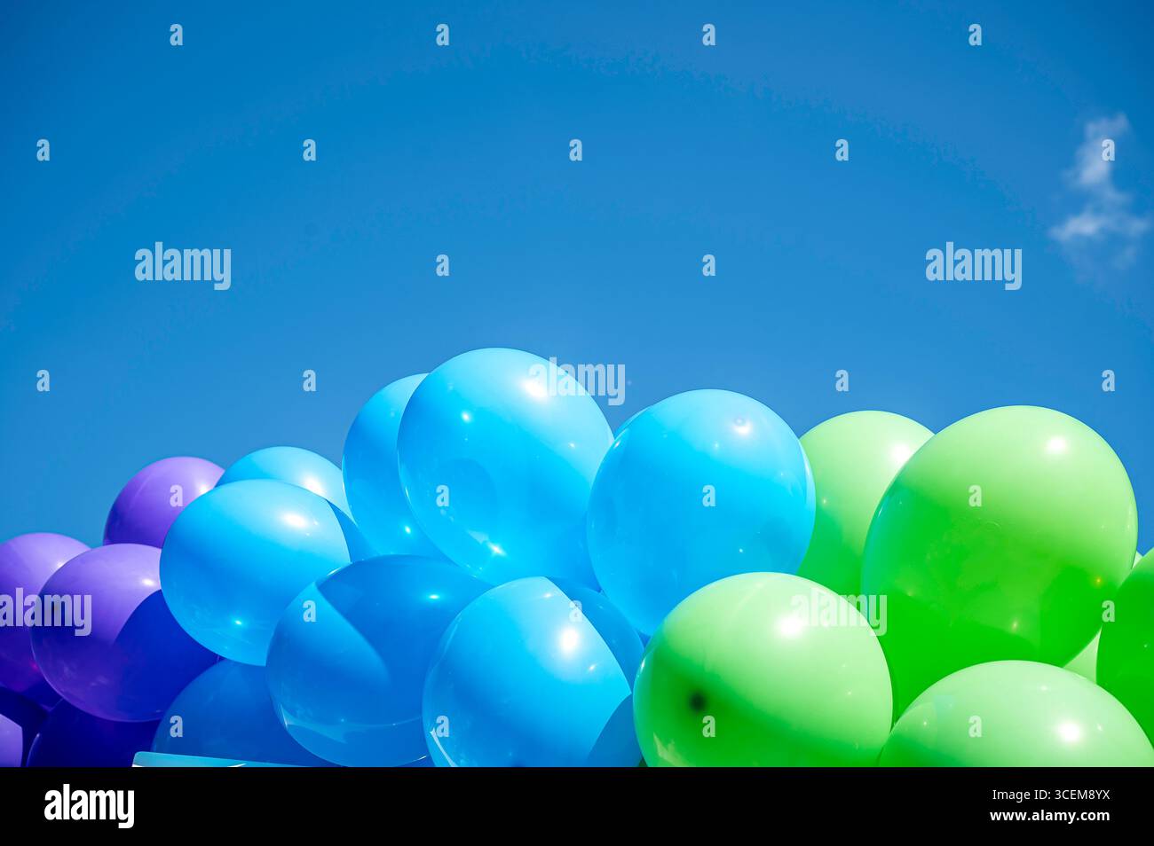 Palloncini blu e verdi contro un cielo blu con spazio per copia, Danimarca, 16 agosto 2025 Foto Stock