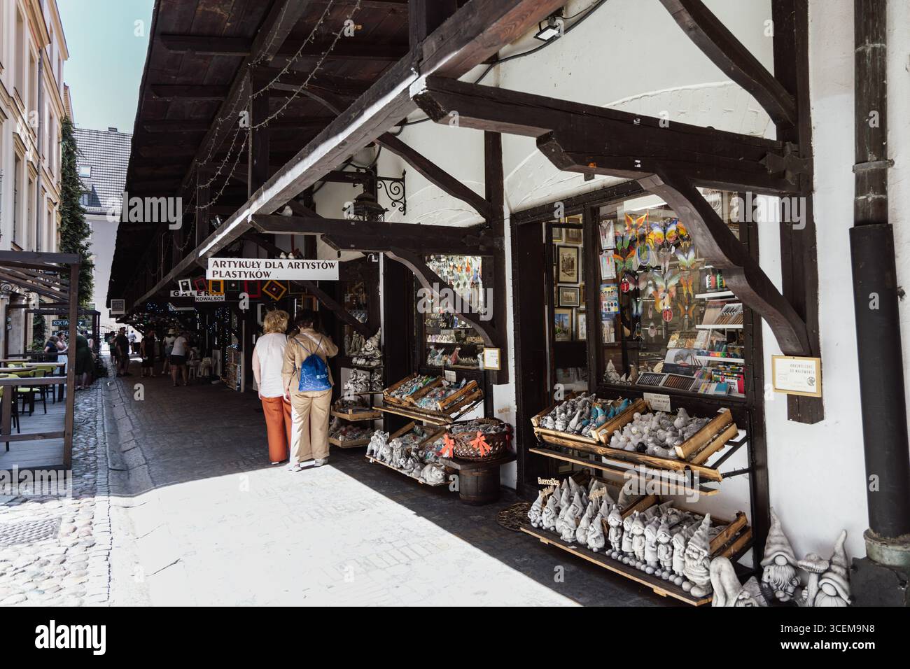 Ammira via Jatki con boutique e gallerie d'arte in un edificio ricostruito di 13° stile medievale, Wroclaw, Polonia Foto Stock
