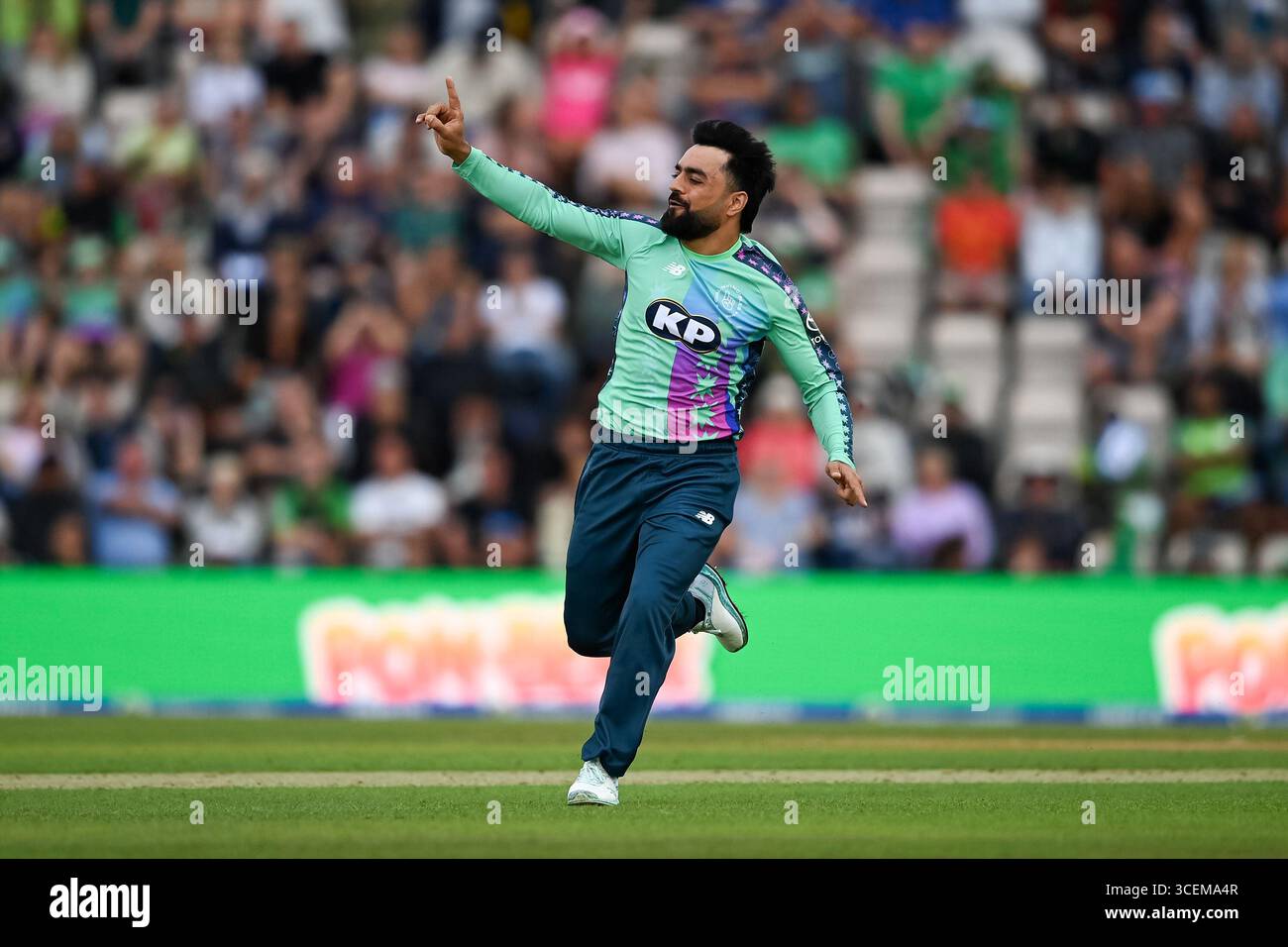 Southampton, Regno Unito, 18 agosto 2025. Rashid Khan di Oval Invincibles celebra il wicket di Michael Bracewell durante il match maschile The Hundred tra Southern Brave e Oval Invincibles all'Utilita Bowl. Crediti: Dave Vokes/Alamy Live News Foto Stock