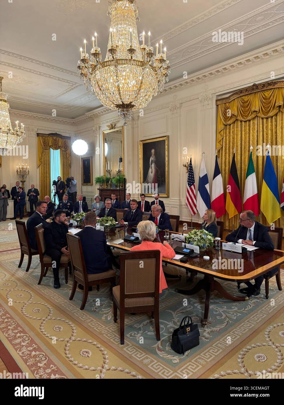 Washington, Stati Uniti. 18 agosto 2025. Il presidente degli Stati Uniti Donald Trump, centro a destra, tiene un incontro multilaterale con il presidente ucraino Volodymyr Zelenskyy e i leader europei presso la sala orientale della Casa Bianca, 18 agosto 2025 a Washington, DC. L'incontro ha discusso il recente vertice USA-Russia e possibili accordi di pace per porre fine alla guerra russo-Ucraina. Crediti: Margo Martin/White House Photo/Alamy Live News Foto Stock