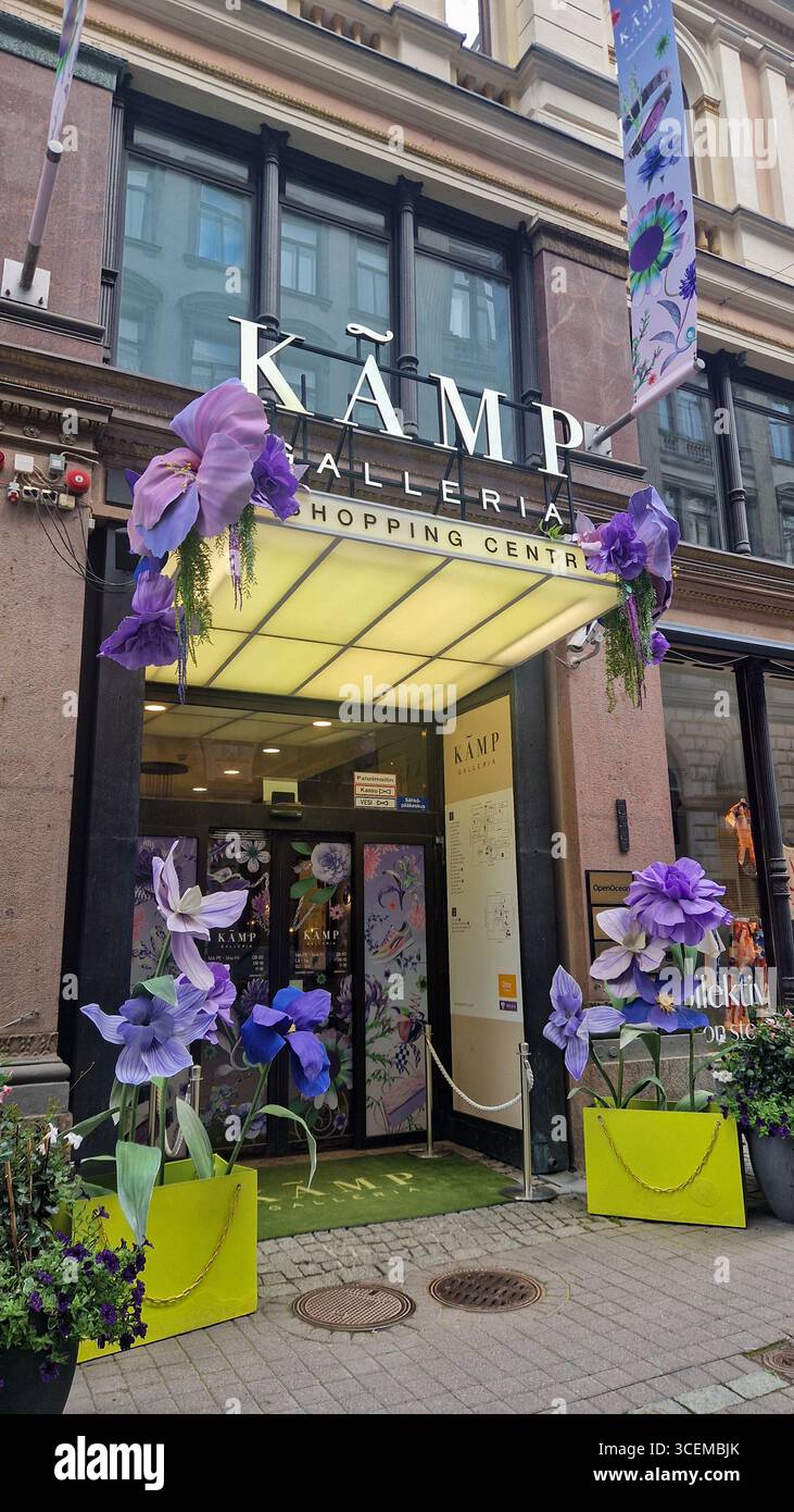 Helsinki, Finlandia - 17 agosto 2025: Centro commerciale Kämp Galleria - Immagine stock catturata con smartphone