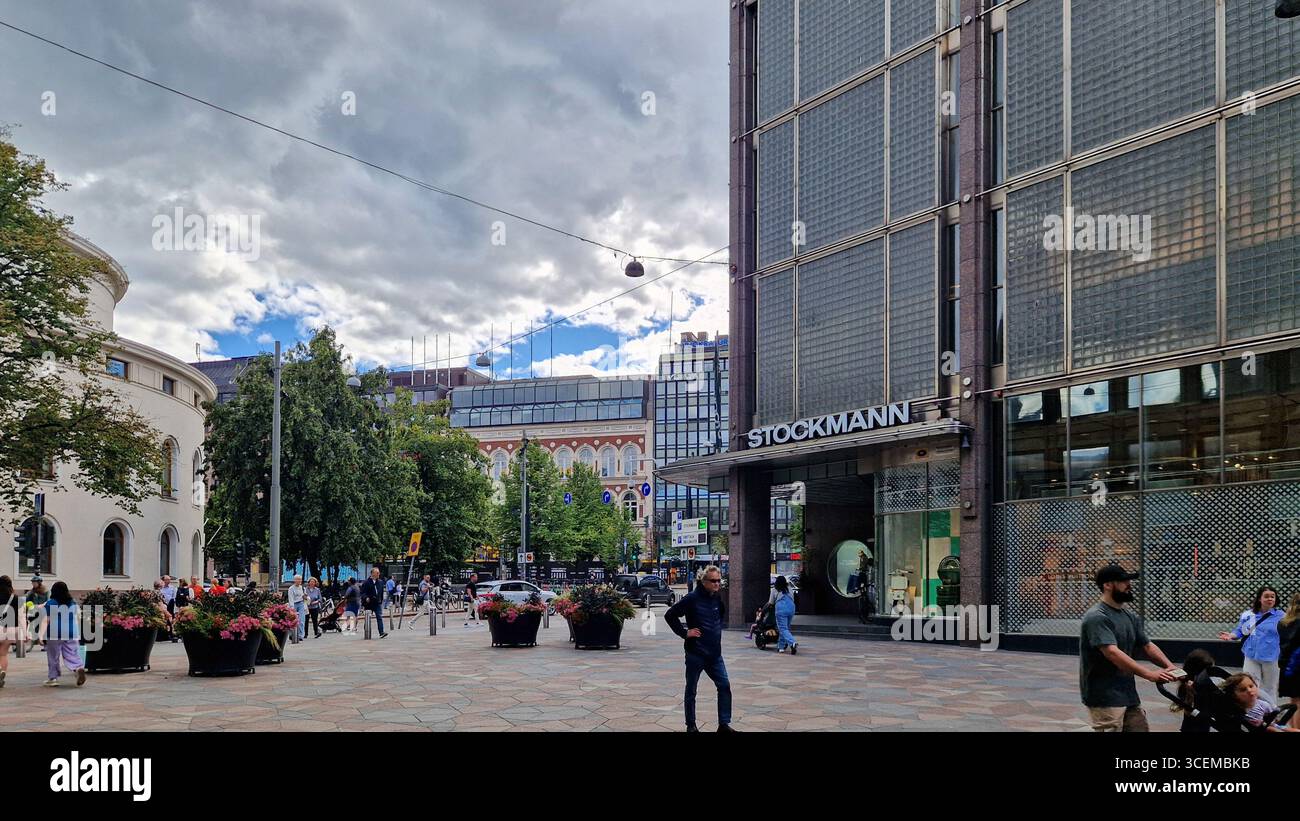 Helsinki, Finlandia - 17 agosto 2025: Il flagship store Stockmann, Helsinki Centre copre 50.000 metri quadrati di spazio commerciale. - Immagine stock catturata con smartphone Helsinki, Finlandia - 17 agosto 2025: Il flagship store Stockmann, Helsinki Centre copre 50.000 metri quadrati di spazio commerciale. - Immagine stock catturata con smartphone
