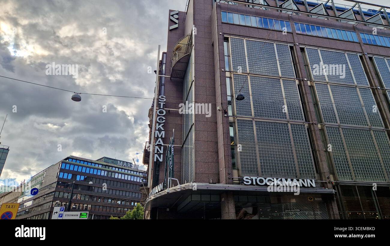 Helsinki, Finlandia - 17 agosto 2025: Il flagship store Stockmann, Helsinki Centre copre 50.000 metri quadrati di spazio commerciale. - Immagine stock catturata con smartphone Helsinki, Finlandia - 17 agosto 2025: Il flagship store Stockmann, Helsinki Centre copre 50.000 metri quadrati di spazio commerciale. - Immagine stock catturata con smartphone