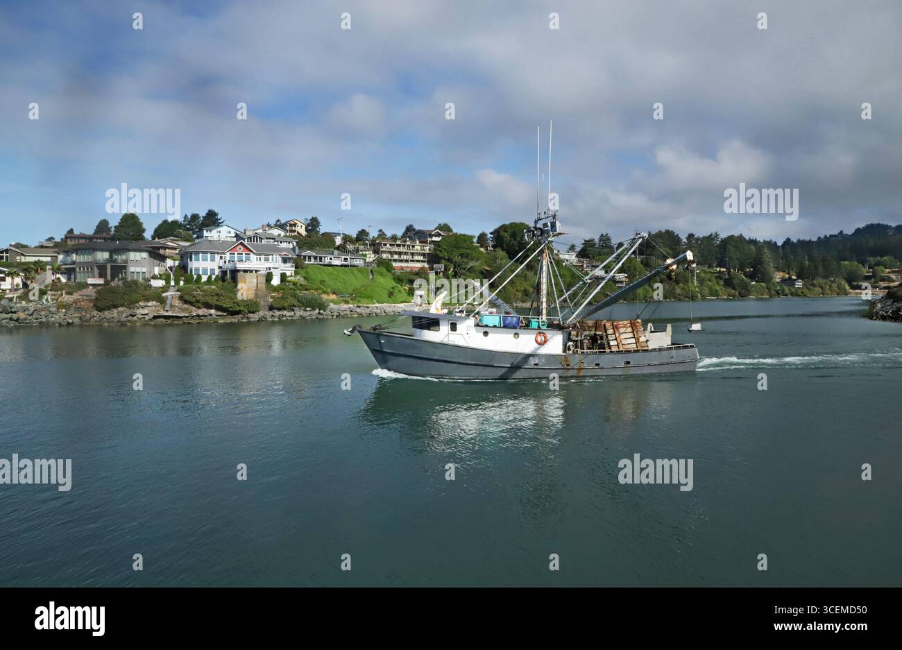 Un peschereccio da pesca commerciale esce dal porto e dal molo di Brookings, Oregon, verso l'oceano Pacifico aperto alla ricerca di gamberetti e pesci di fondo Foto Stock