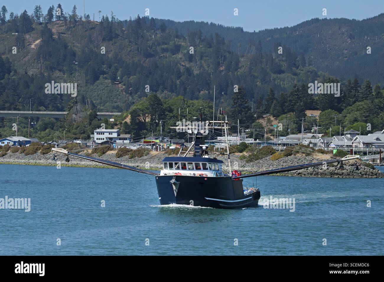 Un peschereccio da pesca commerciale esce dal porto e dal molo di Brookings, Oregon, verso l'oceano Pacifico aperto alla ricerca di gamberetti e pesci di fondo Foto Stock