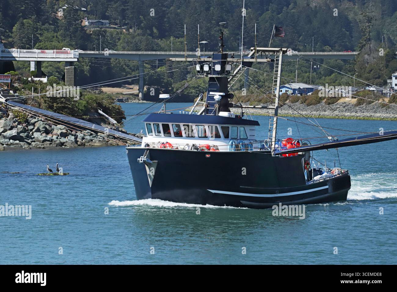 Un peschereccio da pesca commerciale esce dal porto e dal molo di Brookings, Oregon, verso l'oceano Pacifico aperto alla ricerca di gamberetti e pesci di fondo Foto Stock
