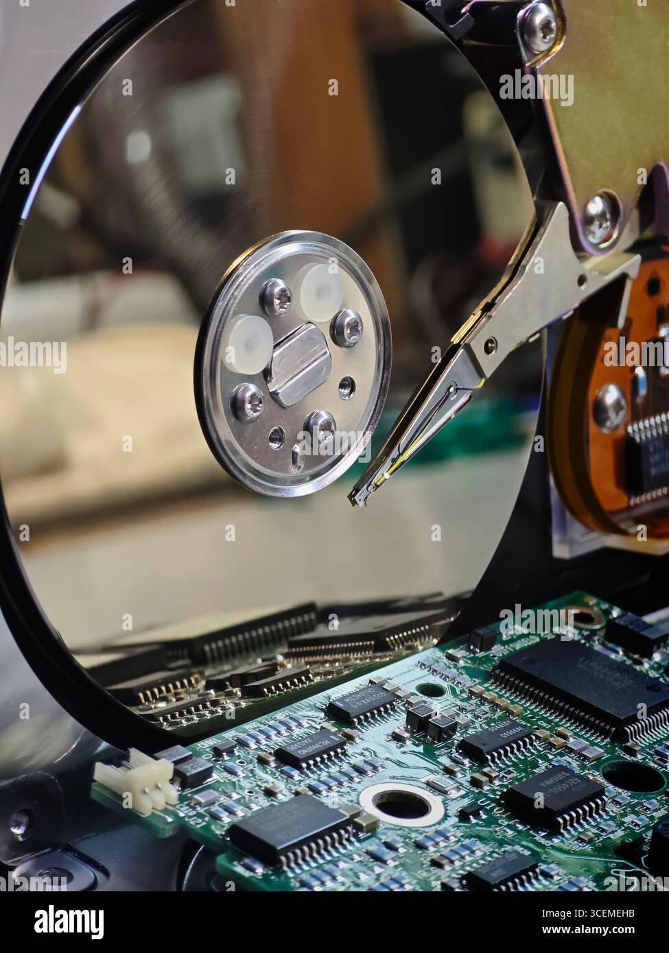 Aprire l'unità disco rigido che rivela i componenti interni, tra cui il piatto, la testina di lettura/scrittura e la scheda a circuito stampato Foto Stock