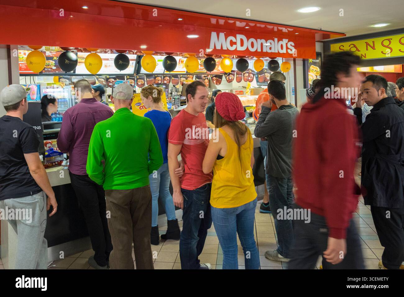 La folla di persone in fila al McDonald's ristorante fast food, Queenstown, Otago, Isola del Sud, Nuova Zelanda Foto Stock