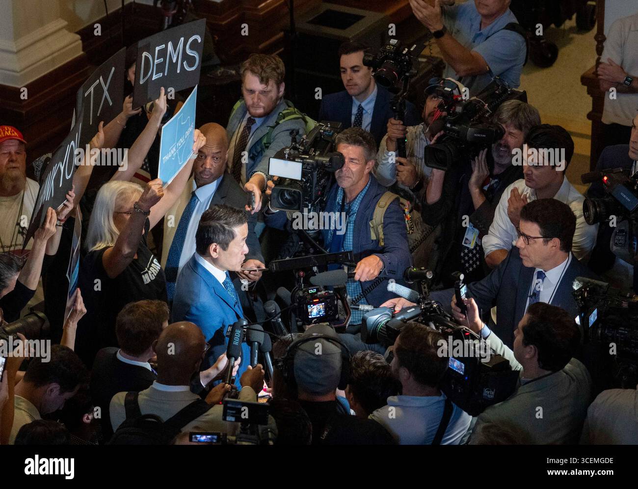 Austin Texas USA, 18 agosto 2025: Il presidente democratico del caucus, il Rep. Di Stato Gene Wu, D-Houston, tiene una conferenza stampa mentre la maggior parte dei membri democratici texani della camera dei rappresentanti tornano per la seconda sessione speciale della 89a legislatura del Texas. Greg Abbott ha minacciato i membri assenti con arresti e multe per aver lasciato lo stato per rompere il quorum nel tentativo di fermare o ritardare il passaggio di nuove mappe del Congresso che favoriscono i repubblicani. Credito obbligatorio: Bob Daemmrich/Alamy Live News Foto Stock