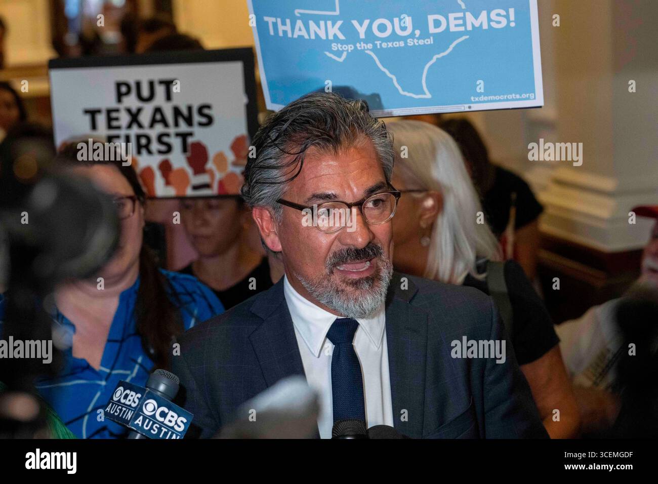 Austin Texas USA, 18 agosto 2025: Il Rep. Di Stato democratico Ramon Romero, D-Fort Worth, parla in una conferenza stampa mentre i membri democratici del Texas della camera dei rappresentanti tornano per la seconda sessione speciale della legislatura del Texas dopo un periodo di due settimane fuori dallo stato per rompere il quorom per ritardare il passaggio di un controverso disegno di legge di riorganizzazione progettato per ottenere cinque seggi repubblicani nelle elezioni del Congresso del 2026. Greg Abbott ha minacciato i membri assenti con arresti e multe nella prima sessione speciale conclusa la settimana scorsa. Credito obbligatorio: Bob Daemmrich/Alamy Live News Foto Stock