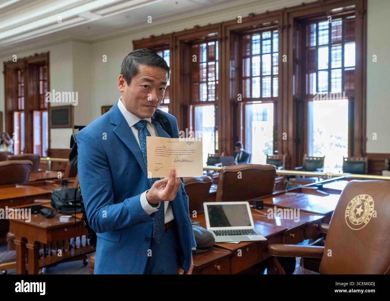 Austin, Stati Uniti. 18 agosto 2025. Il Rep. Di Stato Gene Wu, D-Houston, mostra il suo "permesso" di lasciare la camera mentre la maggior parte dei membri democratici texani della camera dei rappresentanti tornano per la seconda sessione speciale della legislatura del Texas. Greg Abbott ha minacciato i membri assenti che hanno infranto il quorum con arresti e multe nella prima sessione speciale conclusa la scorsa settimana. Decine di legislatori democratici hanno lasciato lo stato per fermare o ritardare il passaggio di nuove mappe del distretto del Congresso progettate per favorire i repubblicani. Credito obbligatorio: Bob Daemmrich/Alamy Live News Foto Stock