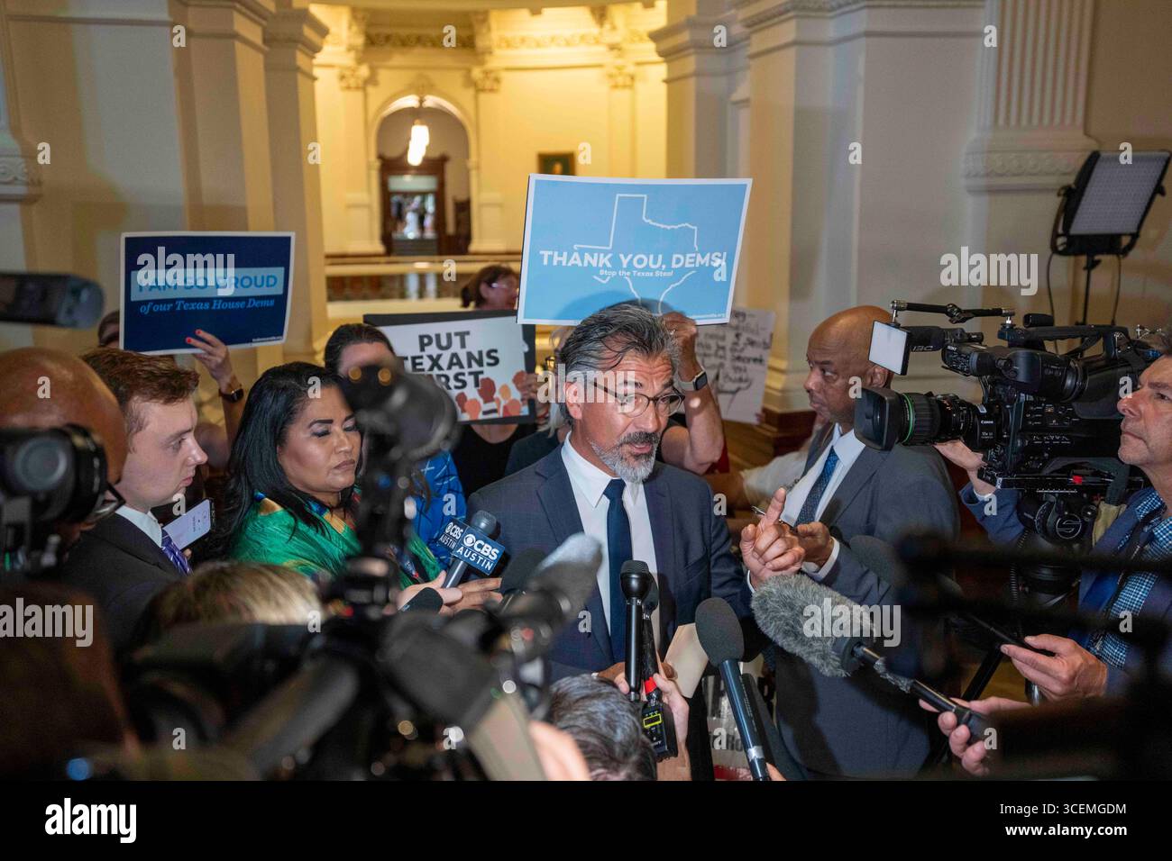 Austin Texas USA, 18 agosto 2025: Il Rep. Di Stato democratico Ramon Romero, D-Fort Worth, parla in una conferenza stampa mentre i membri democratici del Texas della camera dei rappresentanti tornano per la seconda sessione speciale della legislatura del Texas dopo un periodo di due settimane fuori dallo stato per rompere il quorom per ritardare il passaggio di un controverso disegno di legge di riorganizzazione progettato per ottenere cinque seggi repubblicani nelle elezioni del Congresso del 2026. Greg Abbott ha minacciato i membri assenti con arresti e multe nella prima sessione speciale conclusa la settimana scorsa. Credito obbligatorio: Bob Daemmrich/Alamy Live News Foto Stock