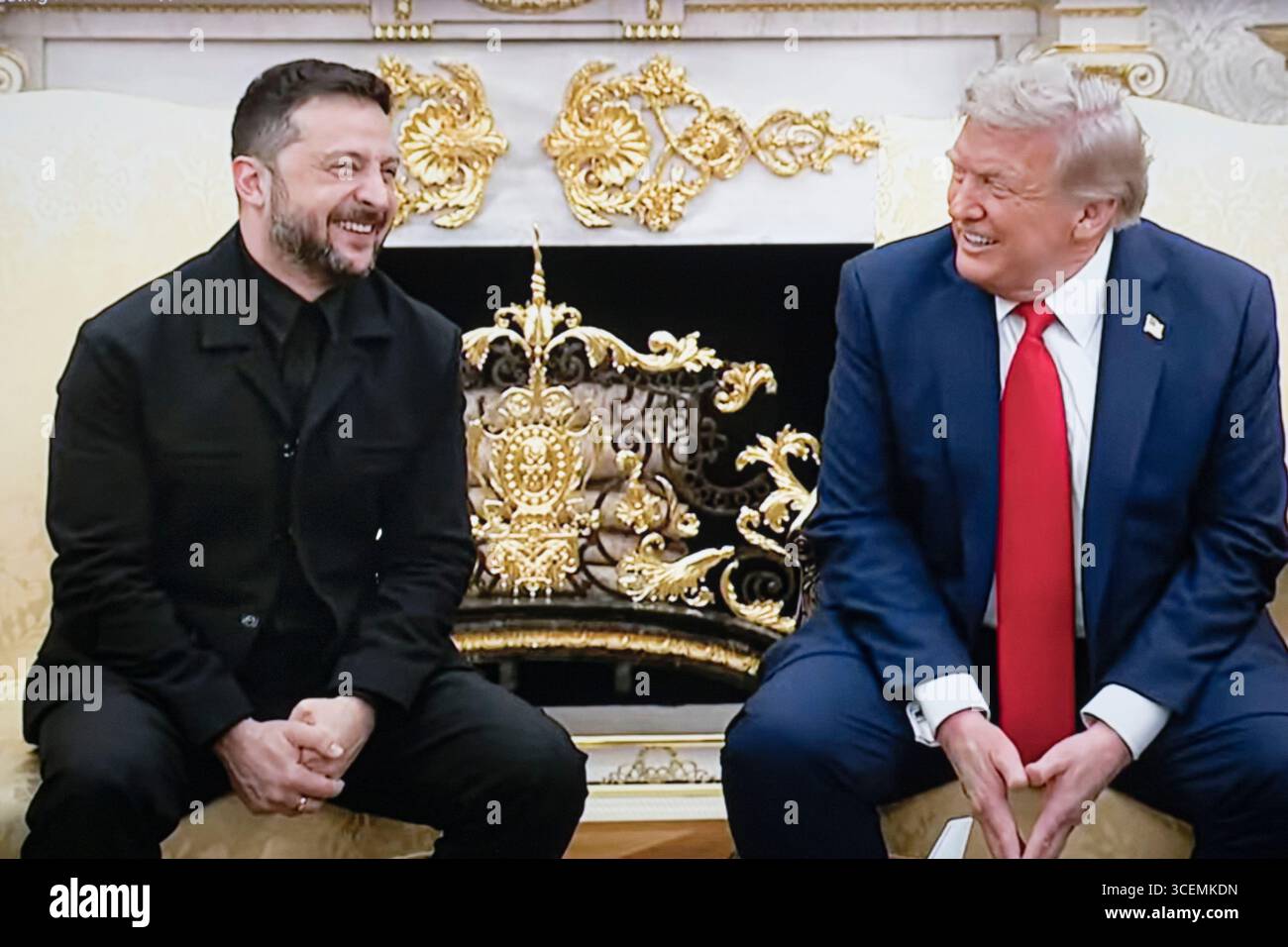 Il presidente Trump e il presidente Zelenskyy si riuniscono in un secondo incontro molto conviviale presso l'Ufficio ovale alla Casa Bianca.il secondo incontro, il 18 agosto 2025, contrastava nettamente con il primo. Gli account descrivono il secondo incontro come "cordiale e amichevole". Zelenskyy, in particolare, indossava una tuta scura invece del suo solito abbigliamento militare, che era visto come un modo per affrontare le critiche del precedente incontro. Durante la riunione di agosto, Trump ha segnalato la volontà degli Stati Uniti di essere coinvolti nel fornire garanzie di sicurezza all’Ucraina. Foto Stock