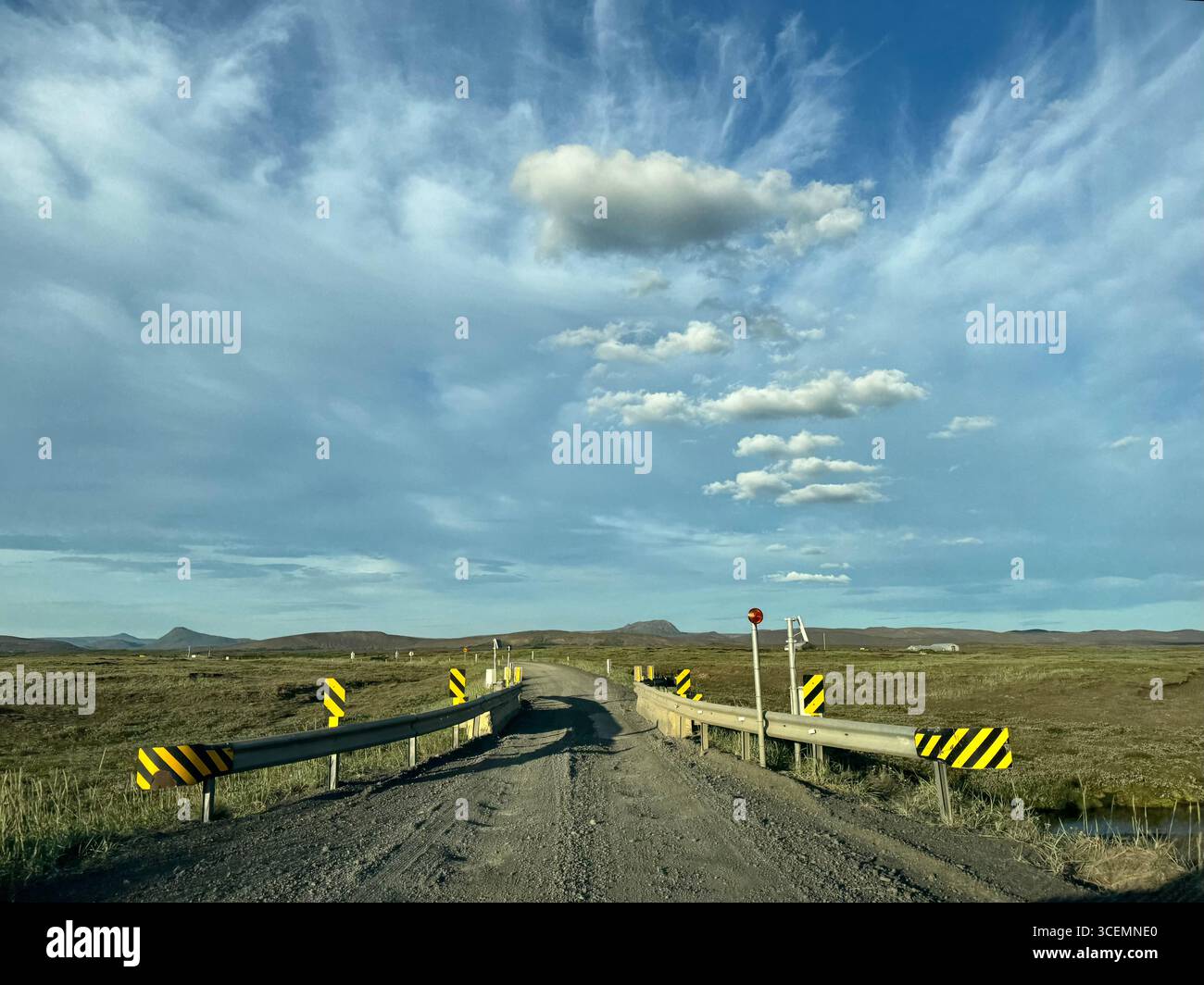 Un piccolo ponte di terra attraversa un burrone sulla strada di ghiaia 864 che conduce al lato est della cascata Dettifoss. La strada è chiusa per l'accesso in inverno. Foto Stock