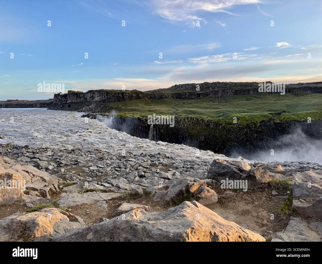 Le acque glaciali del fiume Jökulsá á Fjöllumeland fioriscono sul bordo della cascata Dettifoss in un canyon sottostante, Foto Stock