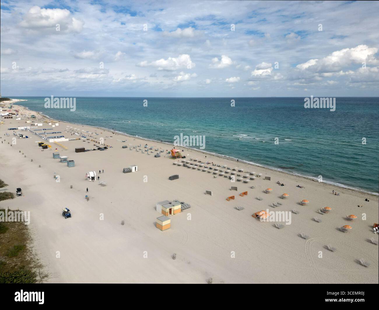 Resort di lusso. Paradise Beach. Vacanze estive. Vacanze al mare in estate. Relax al mare sotto l'ombrellone. Viaggia verso il mare. Vista dall'alto di san Foto Stock