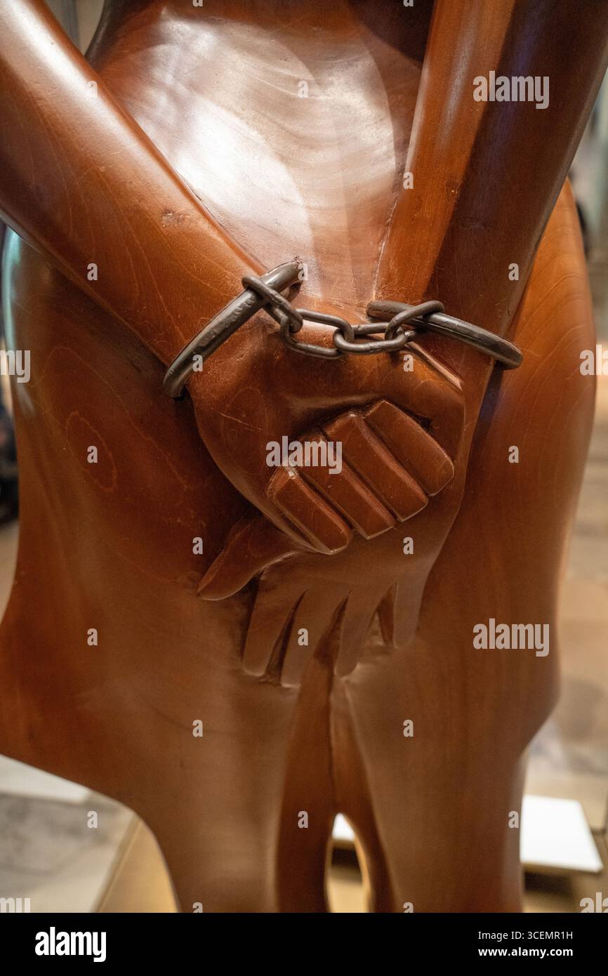 Elizabeth Catlett, artista afroamericana, scultura che mostra una donna anonima in oppressione chiamata prigioniera politica in cedro policromo, indietro V Foto Stock