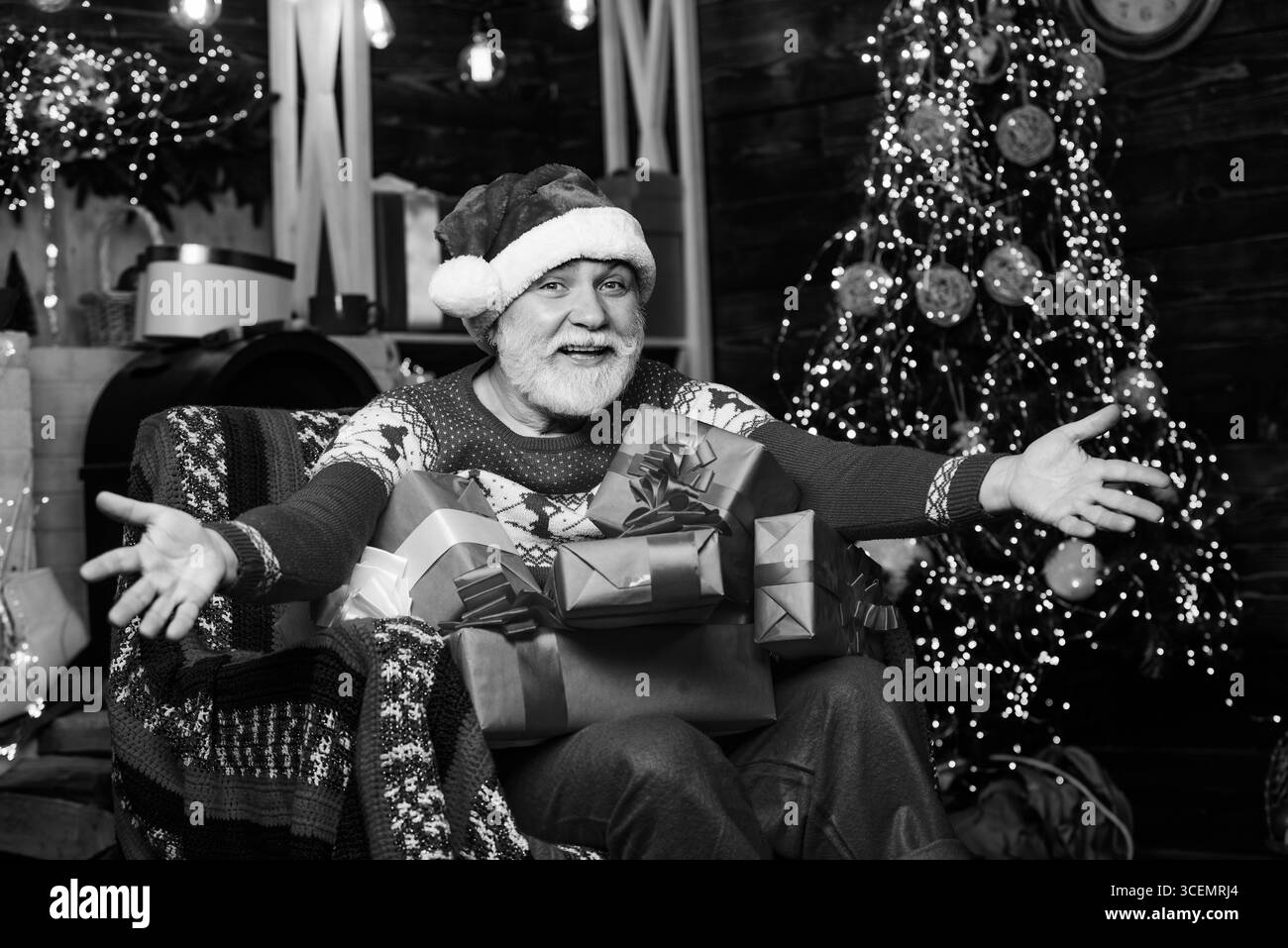 Sono contento della scelta. felice anno nuovo a casa. regali da babbo natale con amore. shopping durante le vacanze invernali. festa. Raccogli i regali in tr. Natalizio Foto Stock