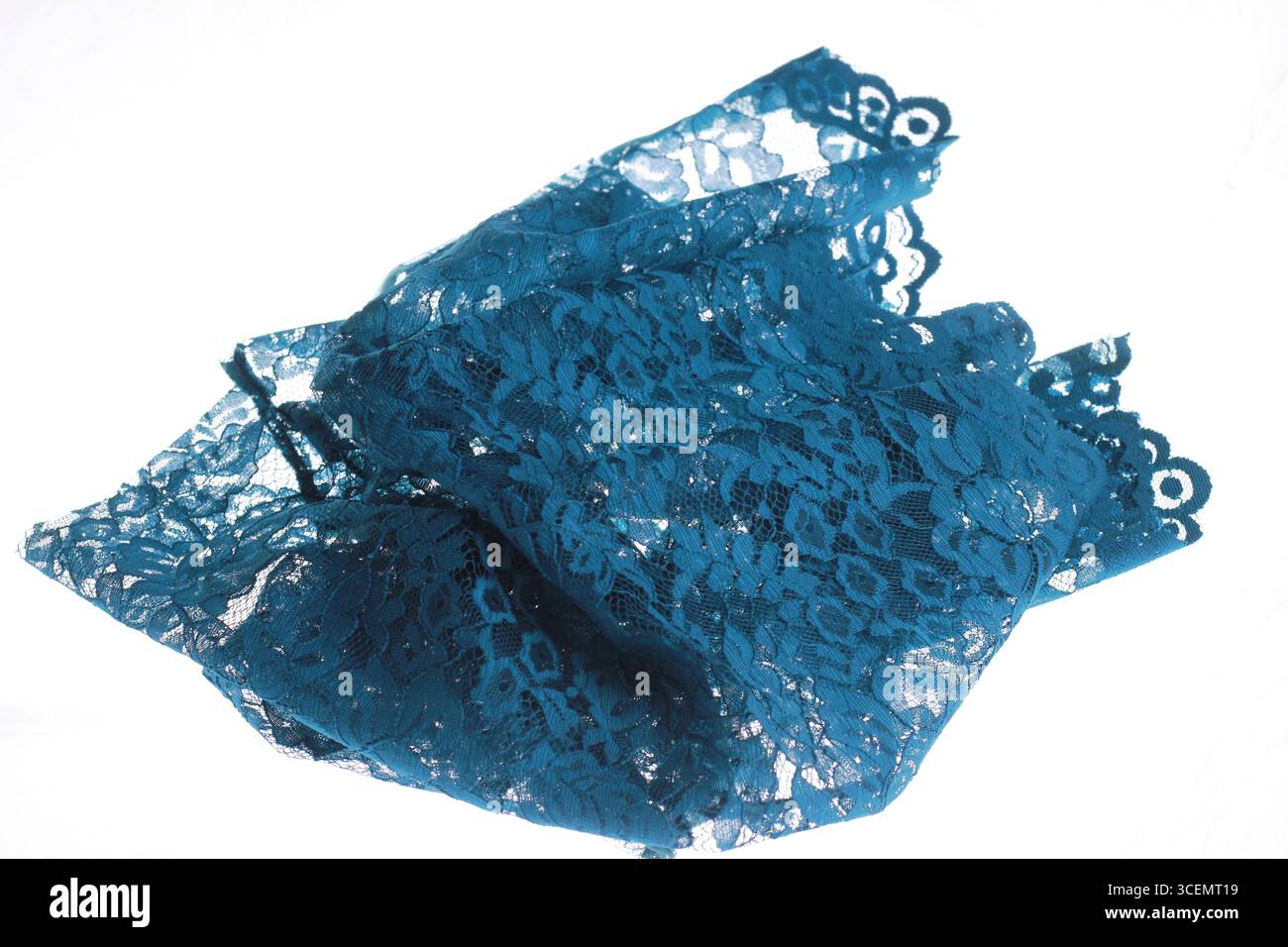 Tessuto in broccato blu isolato su sfondo bianco. Usato per preparare kebaya giavanese o camicette. Foto Stock