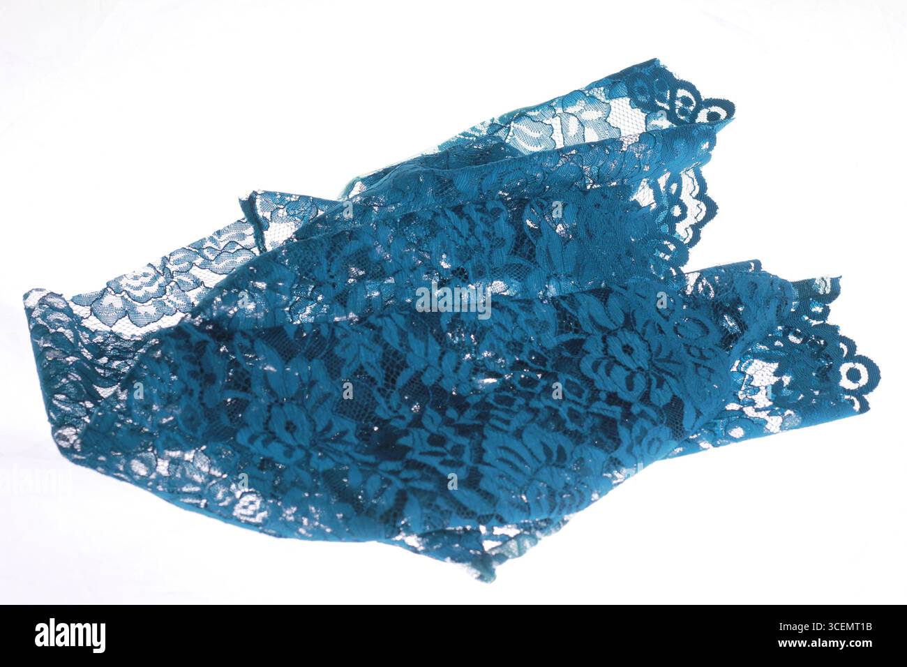 Tessuto in broccato blu isolato su sfondo bianco. Usato per preparare kebaya giavanese o camicette. Foto Stock