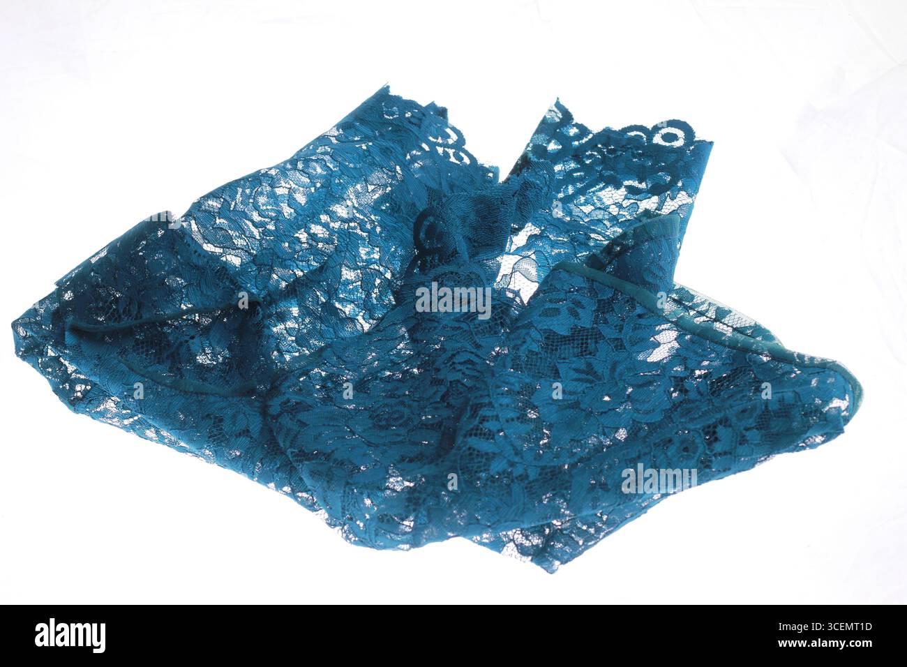 Tessuto in broccato blu isolato su sfondo bianco. Usato per preparare kebaya giavanese o camicette. Foto Stock