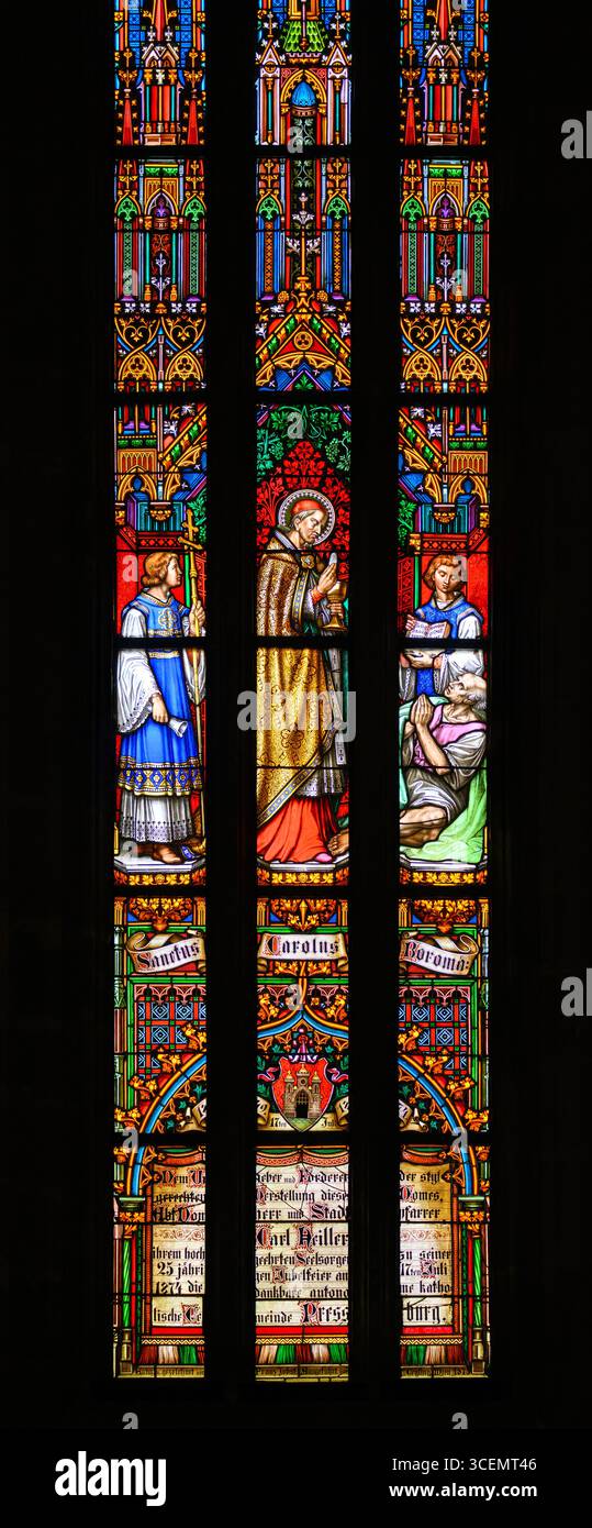 San Carlo Borromeo dona l'Eucaristia ai malati durante la peste a Milano. Vetrata della Cattedrale di San Martino, Bratislava. Foto Stock